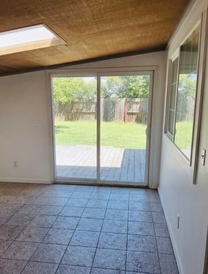 587 Lamont Ct N - Photo 7 of 14