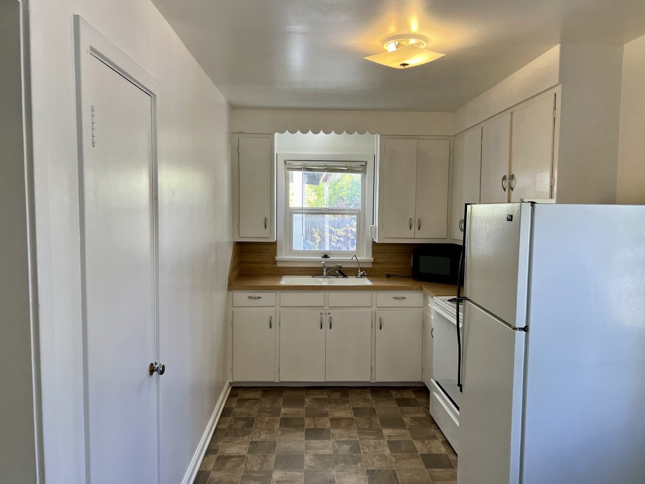 140 1/2 W Court St #A - Photo 6 of 19