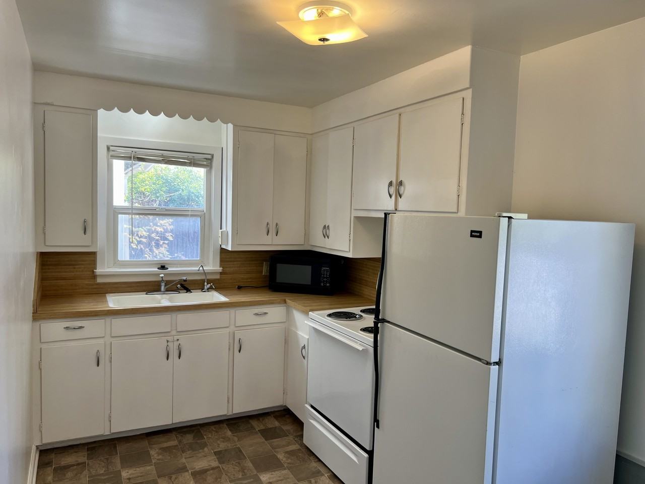 140 1/2 W Court St #A - Photo 7 of 19