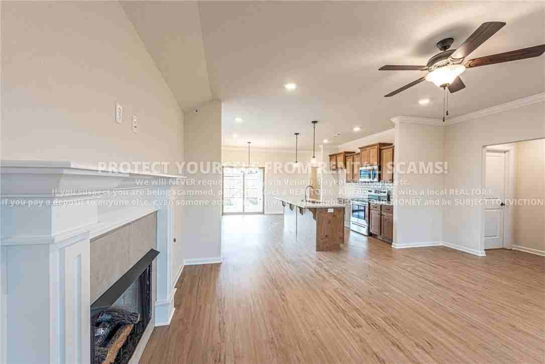 142 N Broyles Ave - Photo 4 of 20