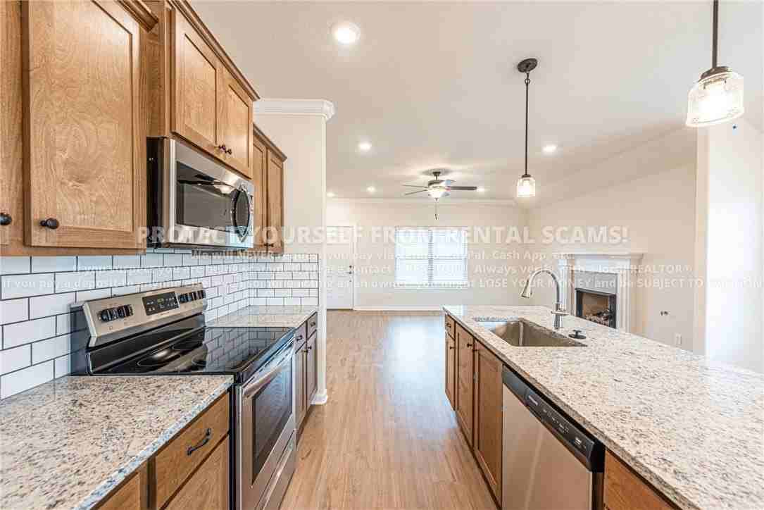 142 N Broyles Ave - Photo 5 of 20