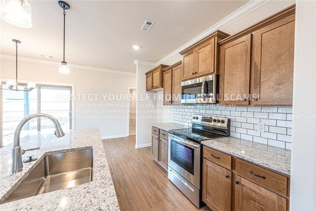 142 N Broyles Ave - Photo 6 of 20