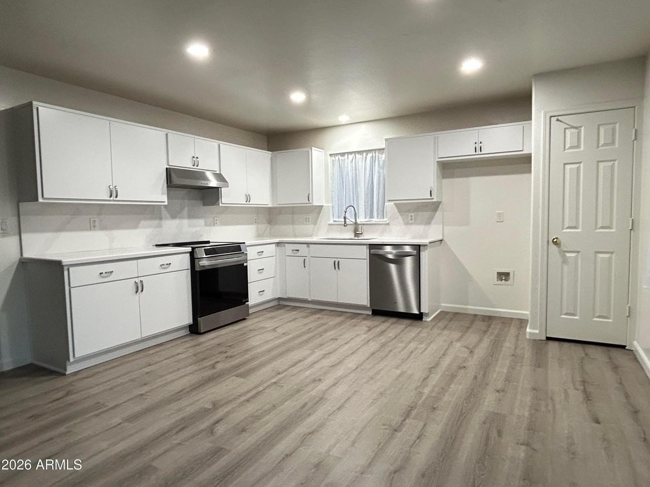 10542 W Alvarado Rd - Photo 5 of 31
