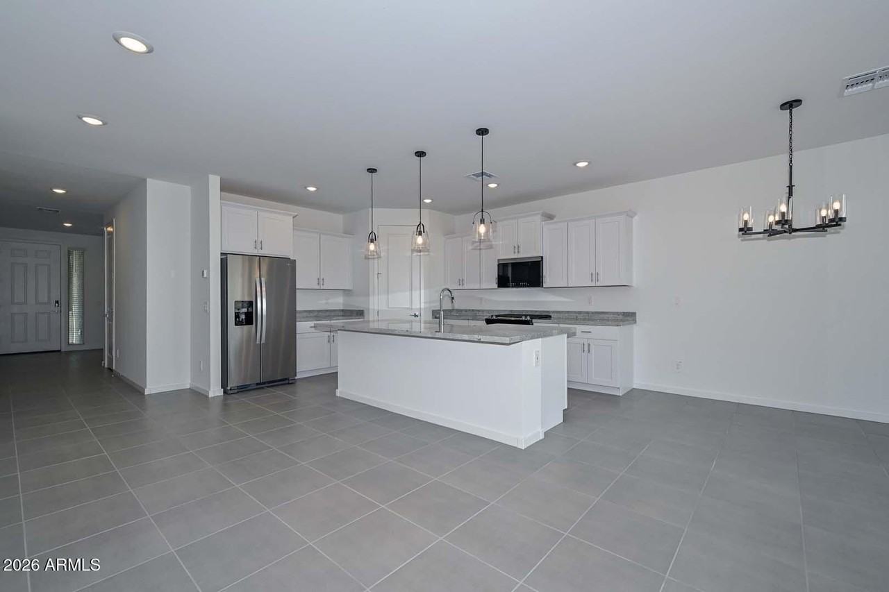 16004 W Honeysuckle Dr - Photo 3 of 36