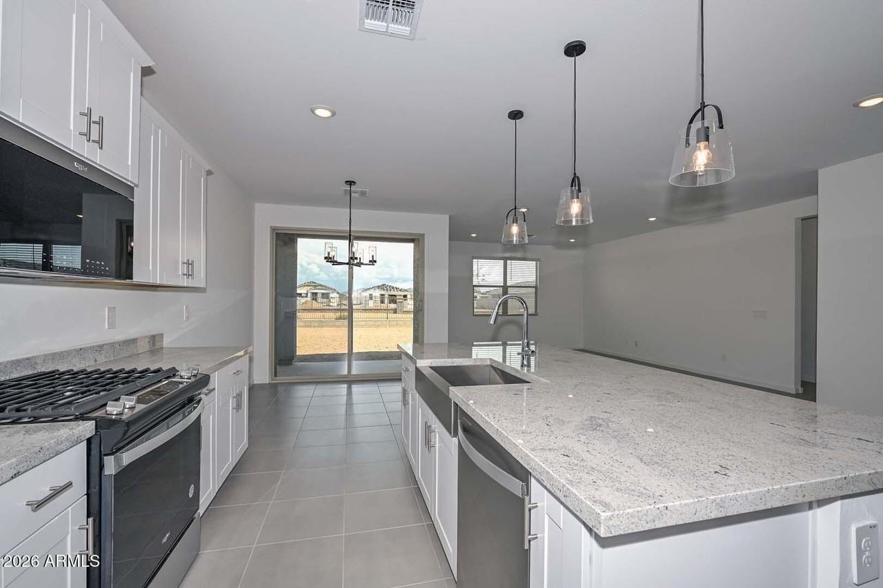 16004 W Honeysuckle Dr - Photo 5 of 36