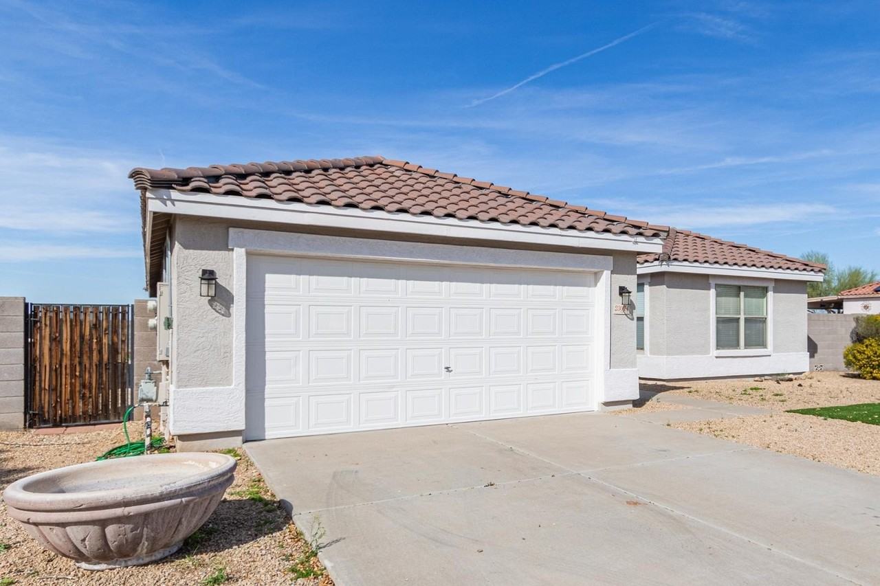 23074 N 106th Ln - Photo 3 of 32