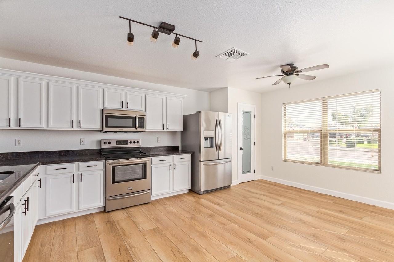 23074 N 106th Ln - Photo 6 of 32