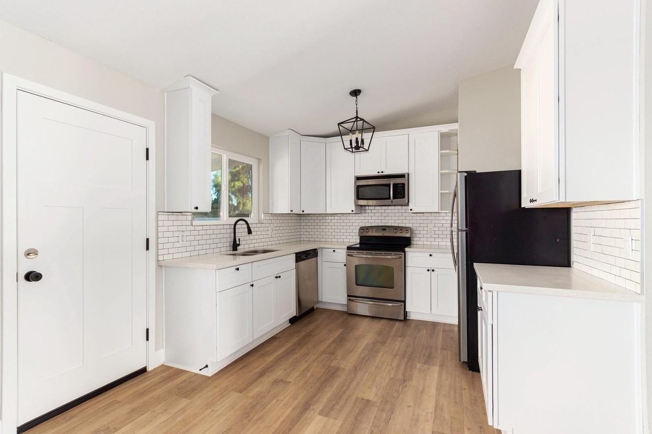 232 E Leah Ln - Photo 3 of 12