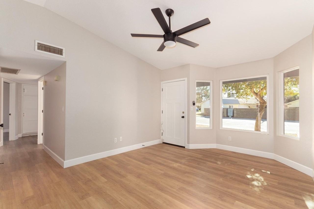 232 E Leah Ln - Photo 4 of 12