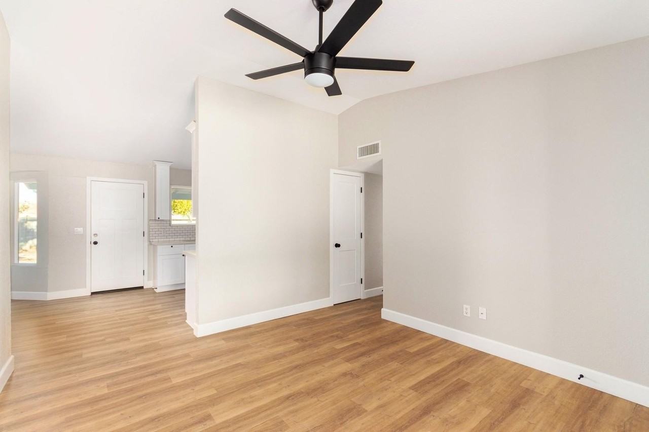 232 E Leah Ln - Photo 5 of 12