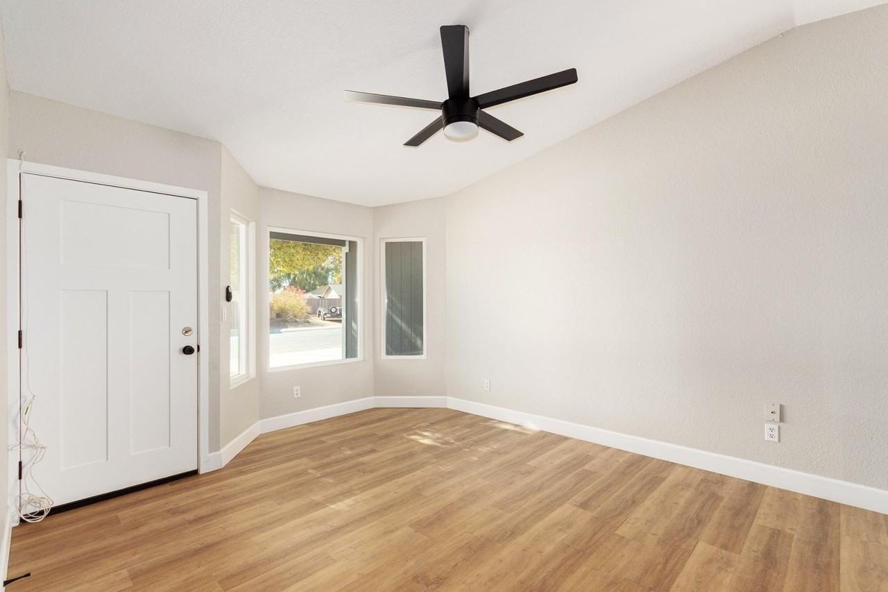 232 E Leah Ln - Photo 6 of 12