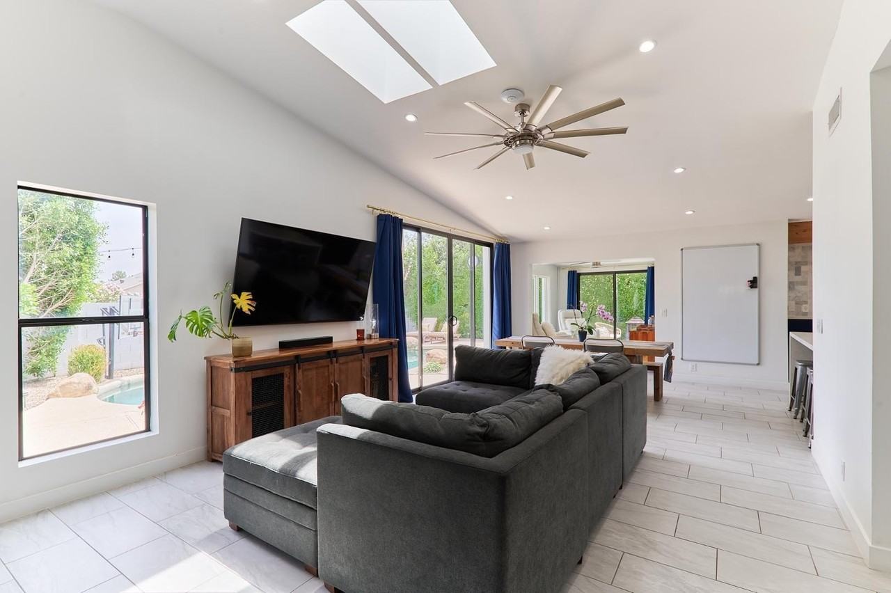 8113 E Redwing Rd - Photo 2 of 36