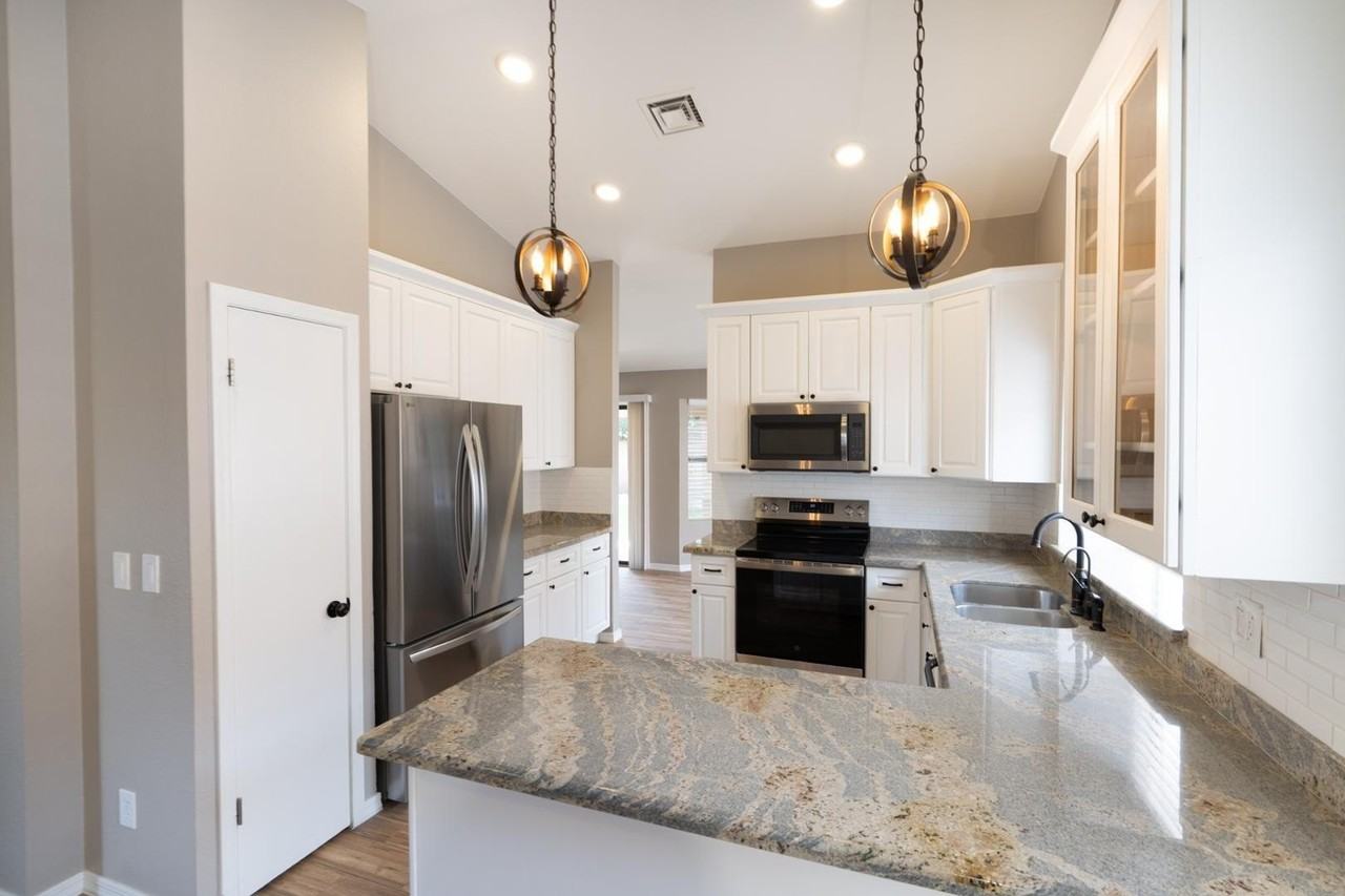 15006 S 27th Way - Photo 7 of 21