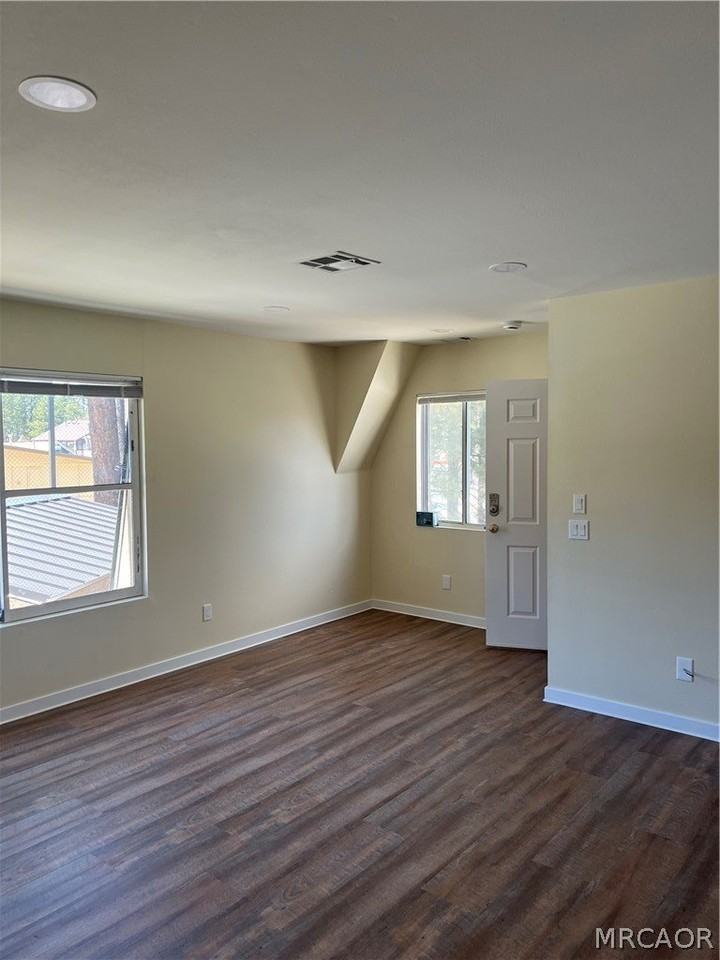 40850 Village Dr - Photo 3 of 10