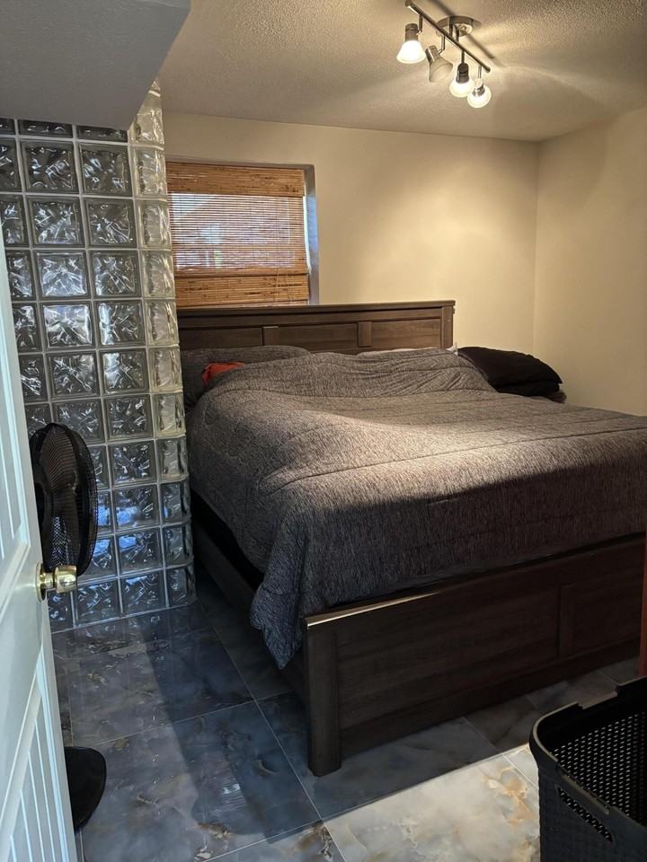 215 Baxter St - Photo 3 of 13