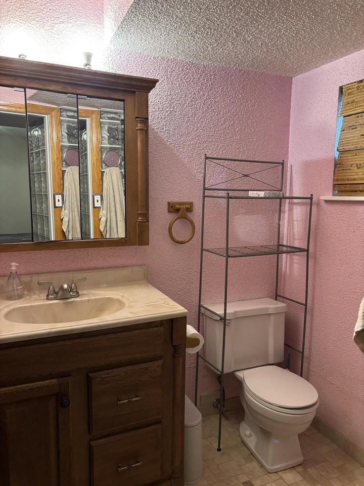 215 Baxter St - Photo 4 of 13