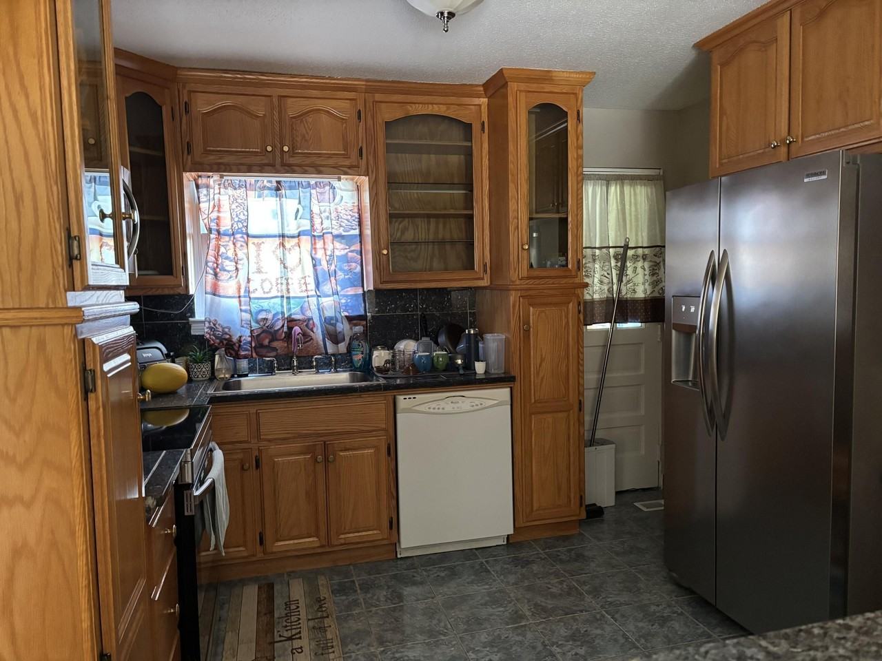 215 Baxter St - Photo 6 of 13