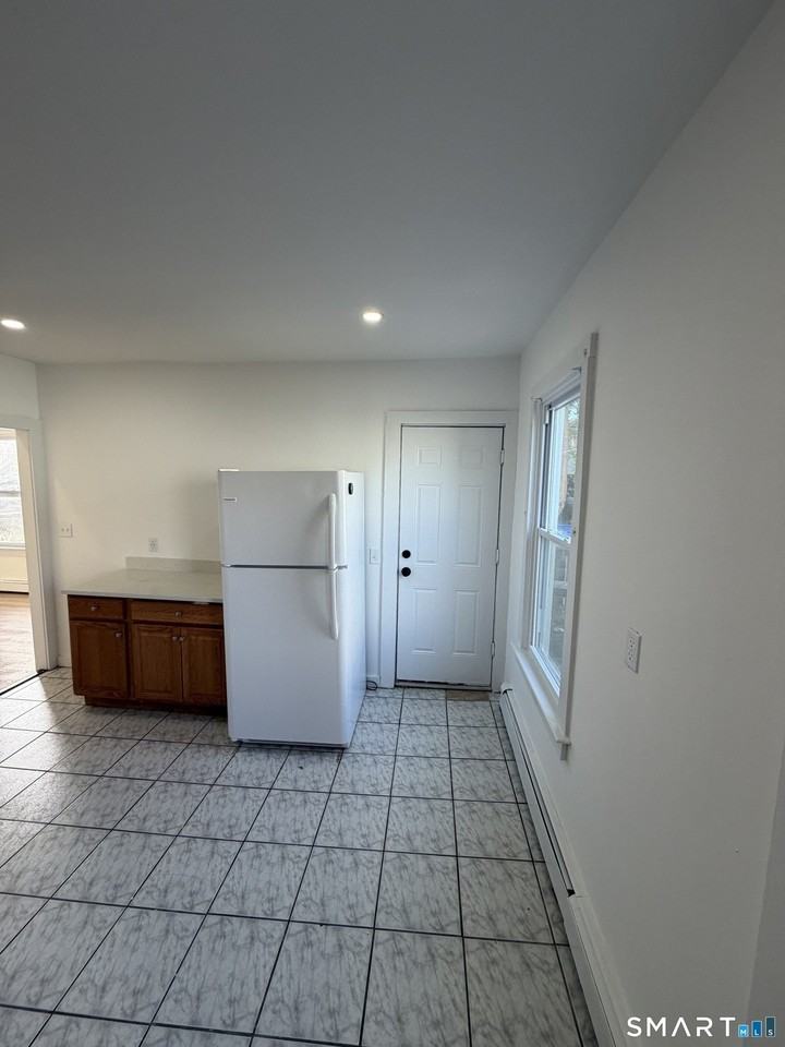 142 Cowles St - Photo 4 of 12