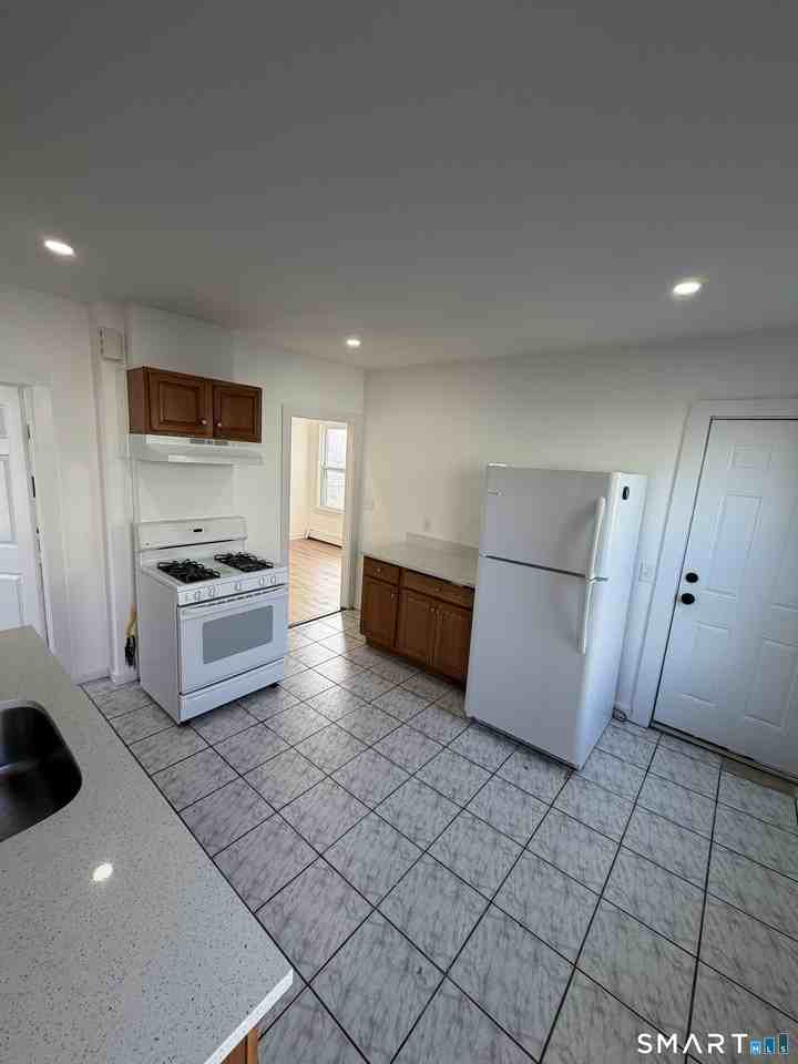 142 Cowles St - Photo 5 of 12