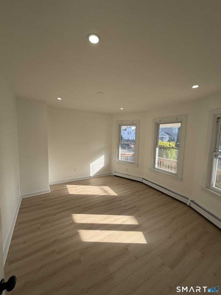 142 Cowles St - Photo 6 of 12