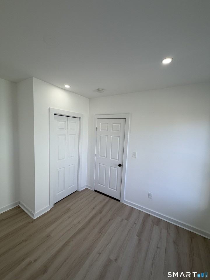 142 Cowles St - Photo 7 of 12