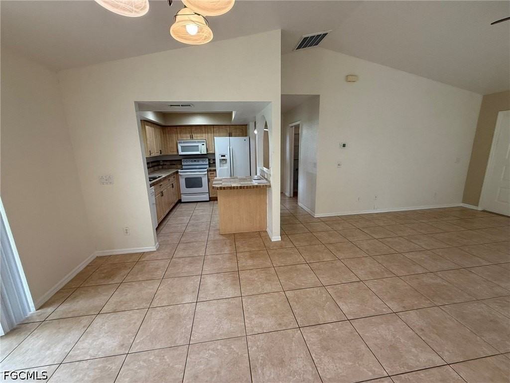 911 Se 31st St - Photo 3 of 16