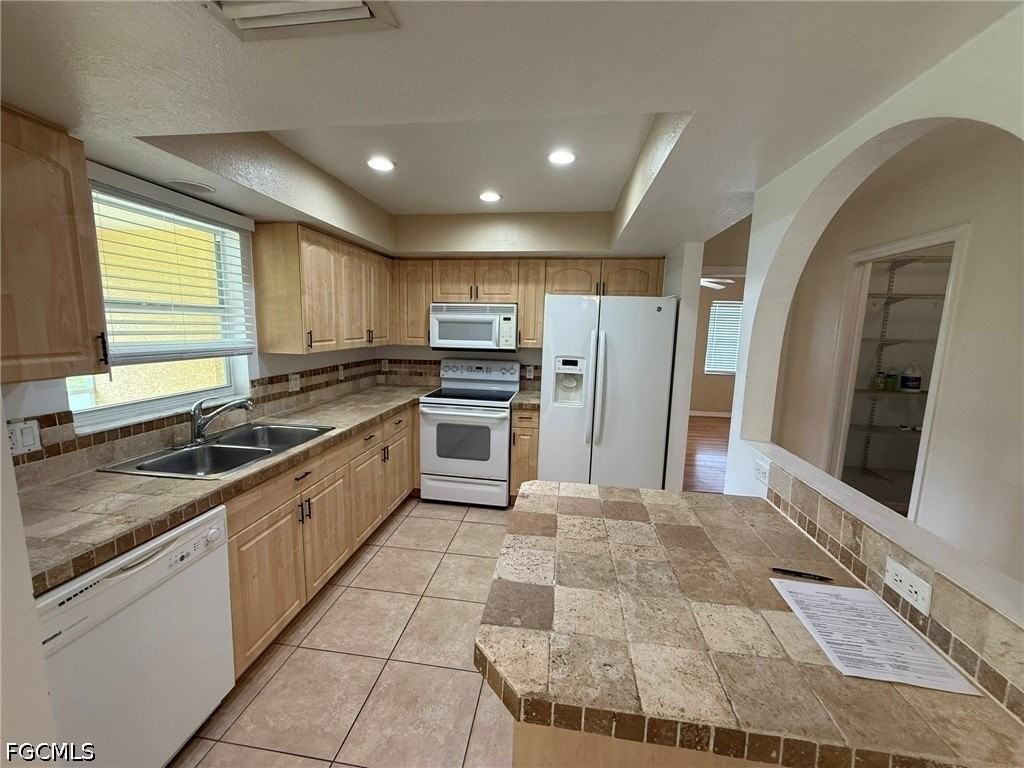 911 Se 31st St - Photo 4 of 16