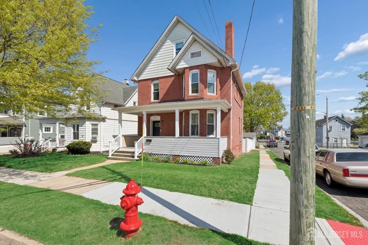 327 Main St - Photo 3 of 20