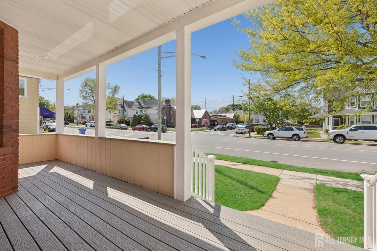 327 Main St - Photo 4 of 20