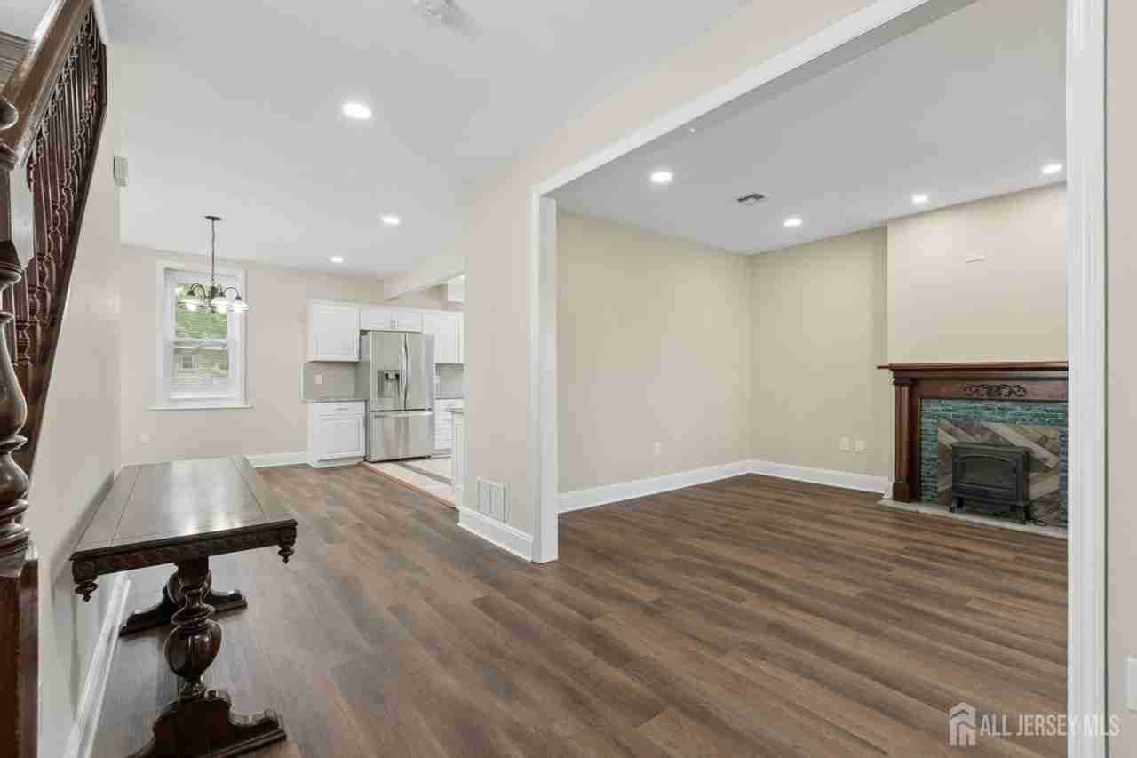 327 Main St - Photo 6 of 20