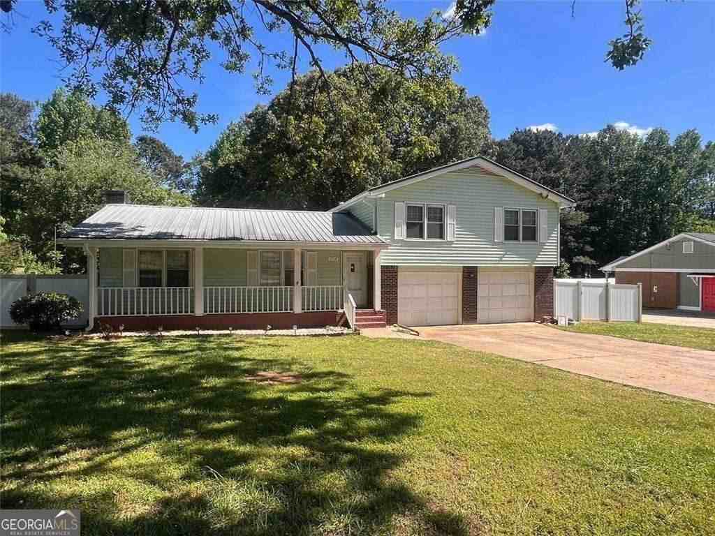 2768 Majestic Cir - Photo 2 of 9