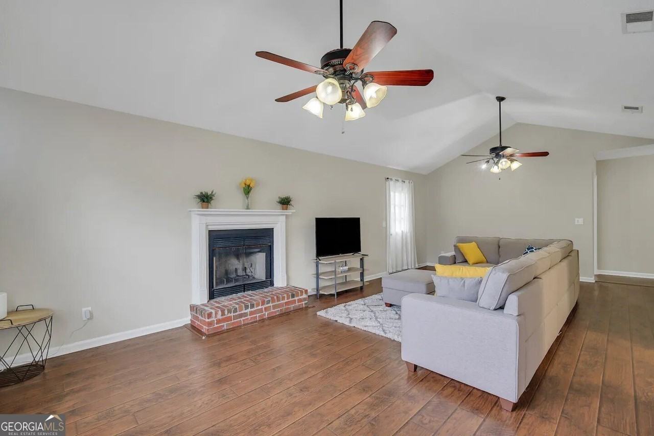 1474 Ben Gay Way - Photo 3 of 7