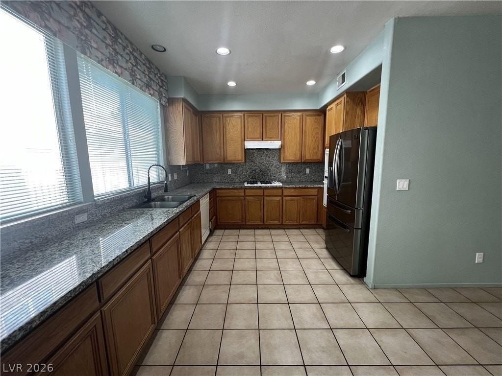 8327 San Ramon Dr - Photo 4 of 18