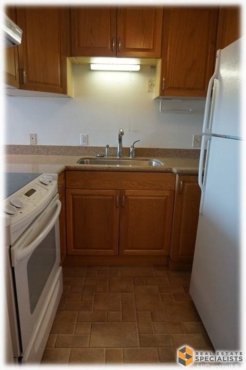 2542 Date St #306 - Photo 2 of 15