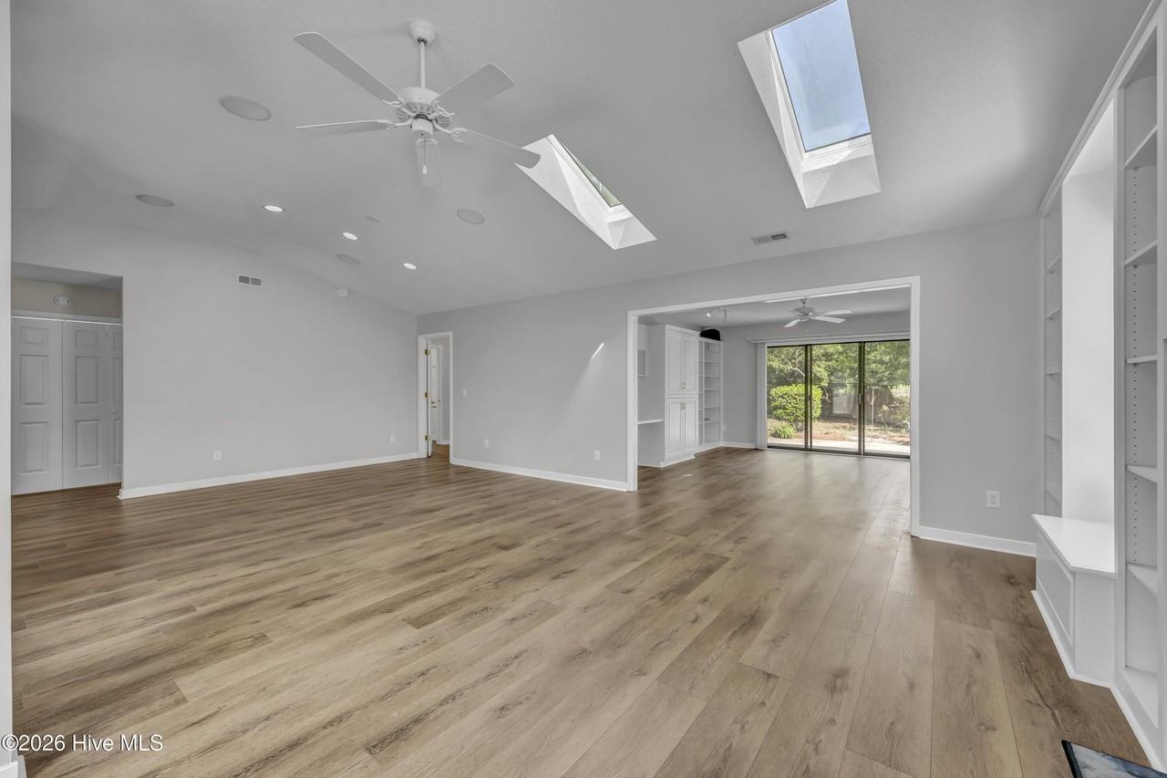 402 Spike Rush Ct - Photo 5 of 37