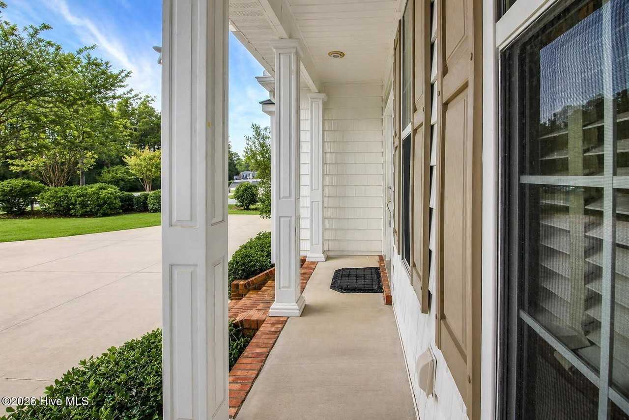 305 Holly Ln - Photo 4 of 41