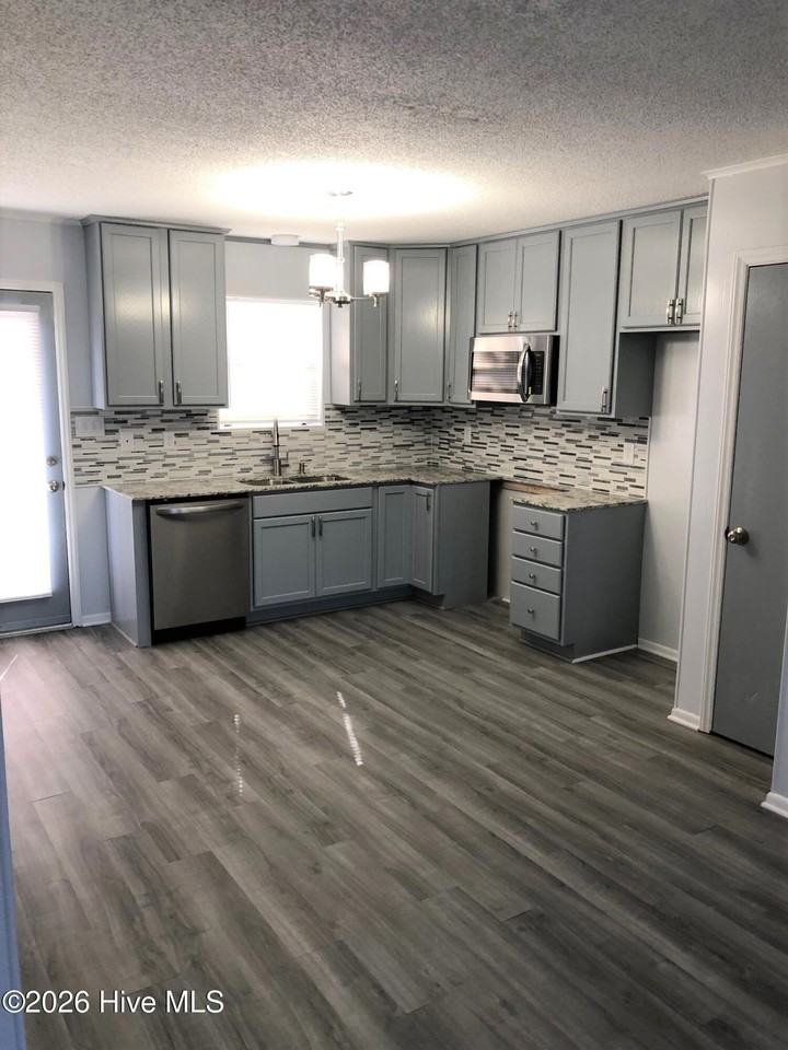 100 Ravenwood Dr #A - Photo 3 of 8
