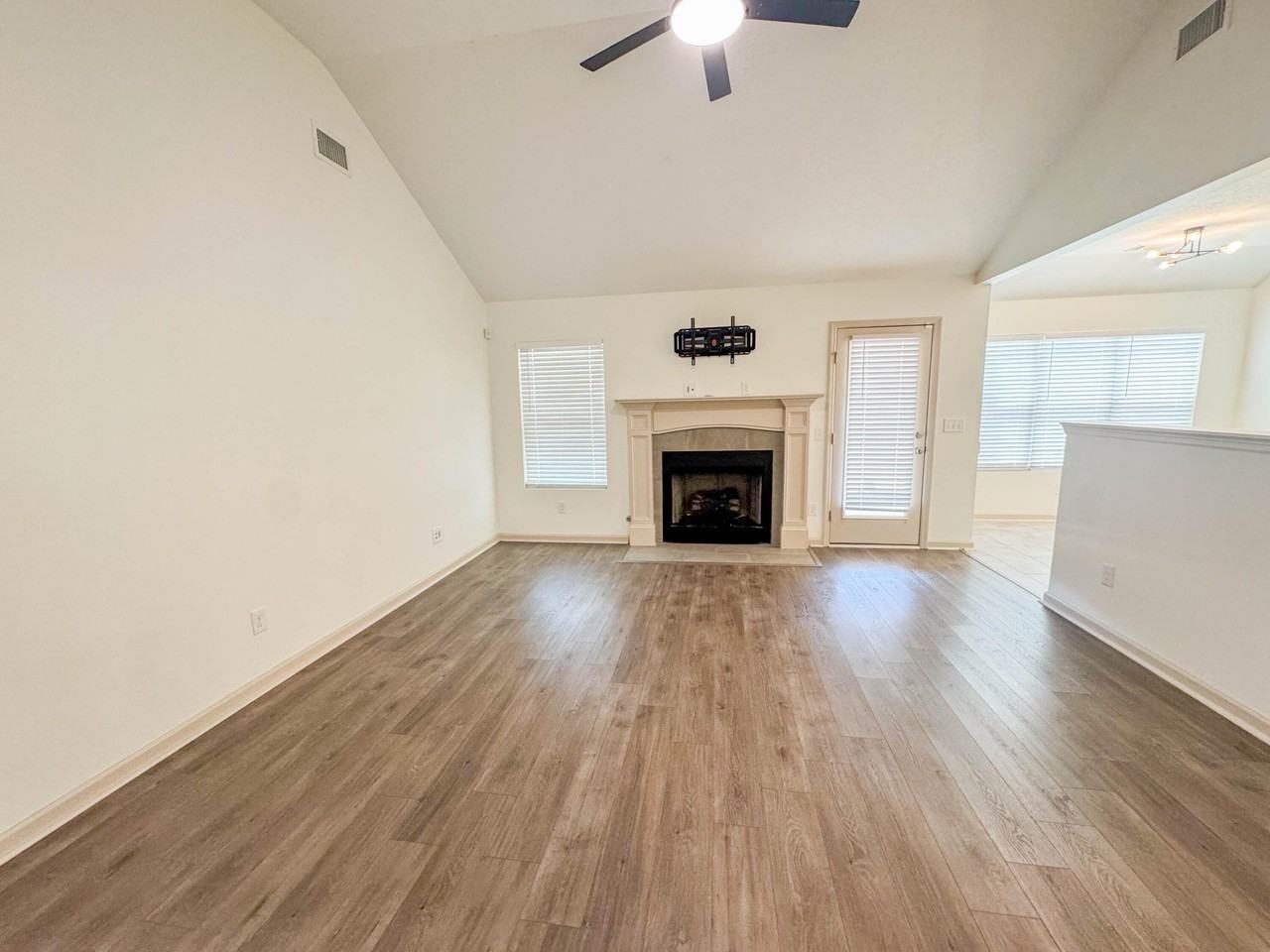2933 Easton Dr - Photo 2 of 24