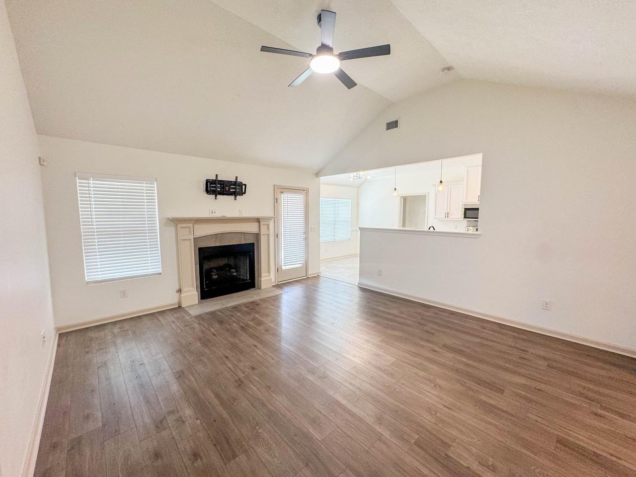 2933 Easton Dr - Photo 3 of 24