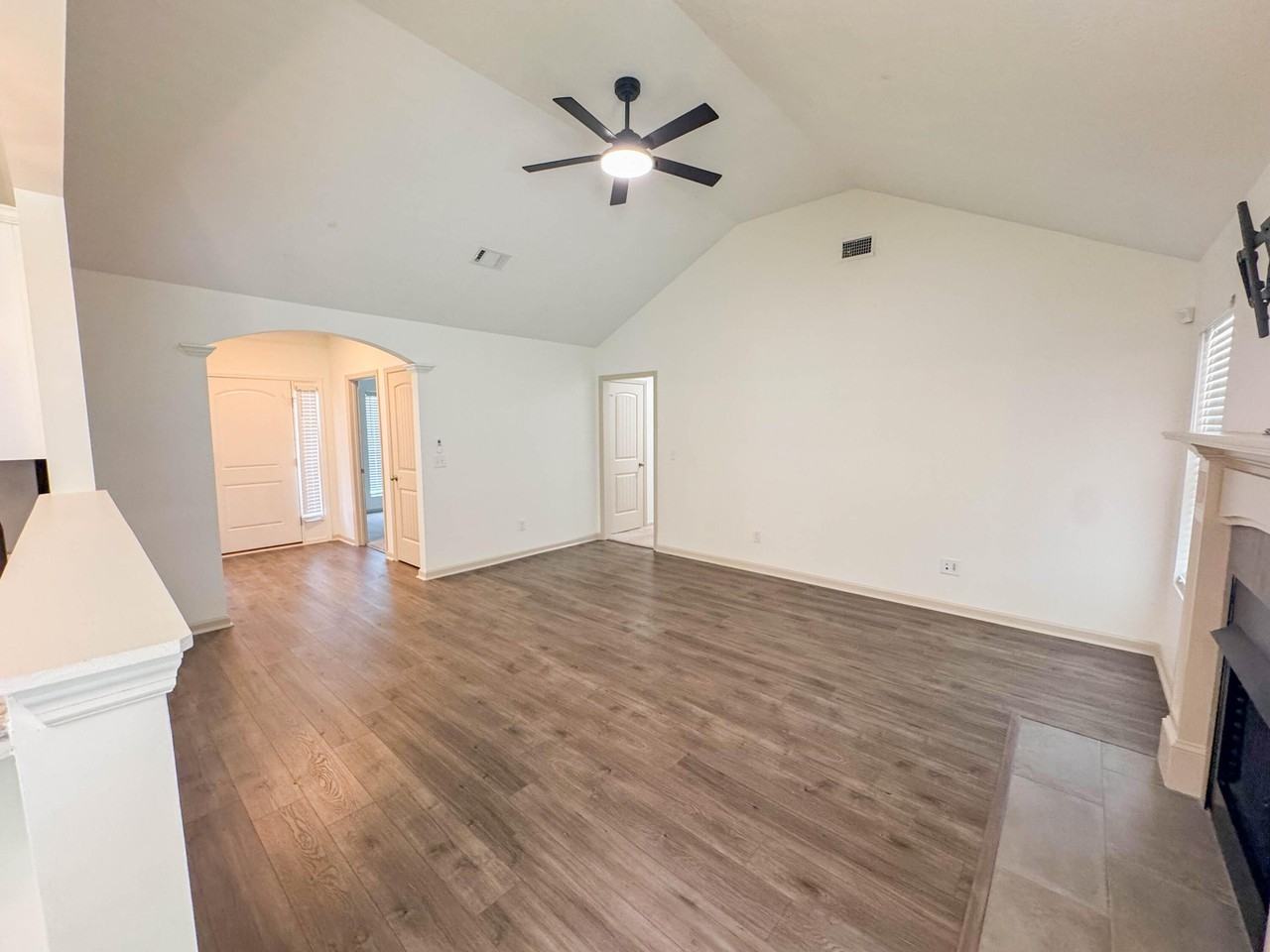 2933 Easton Dr - Photo 4 of 24