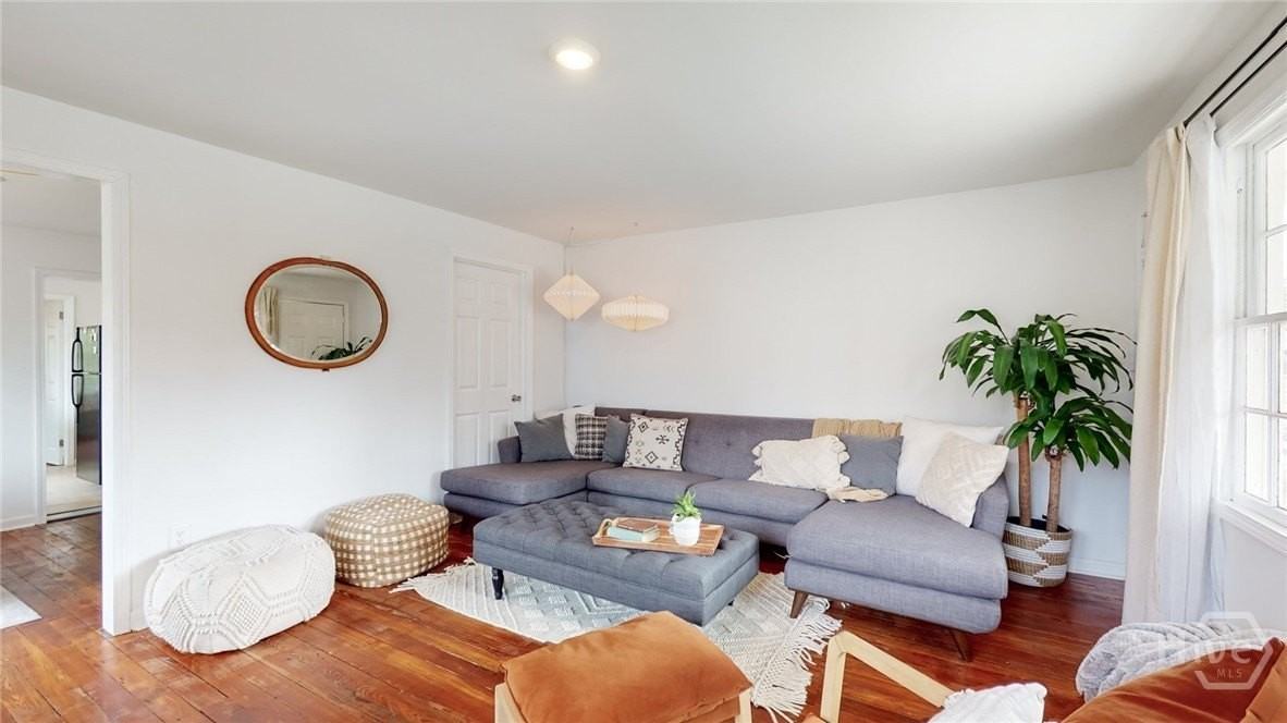 904 E 39th St - Photo 4 of 20