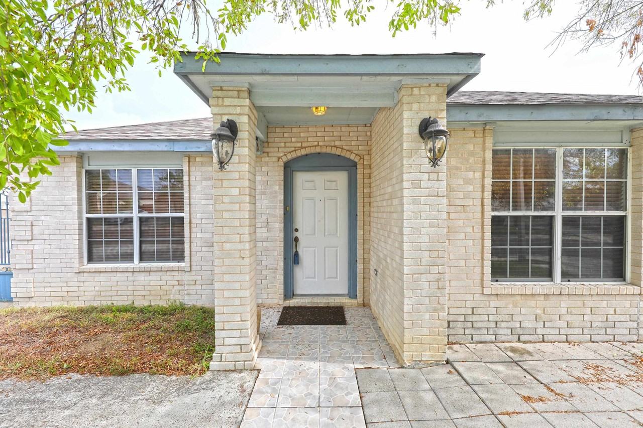 1851 Arctic Ct - Photo 4 of 36