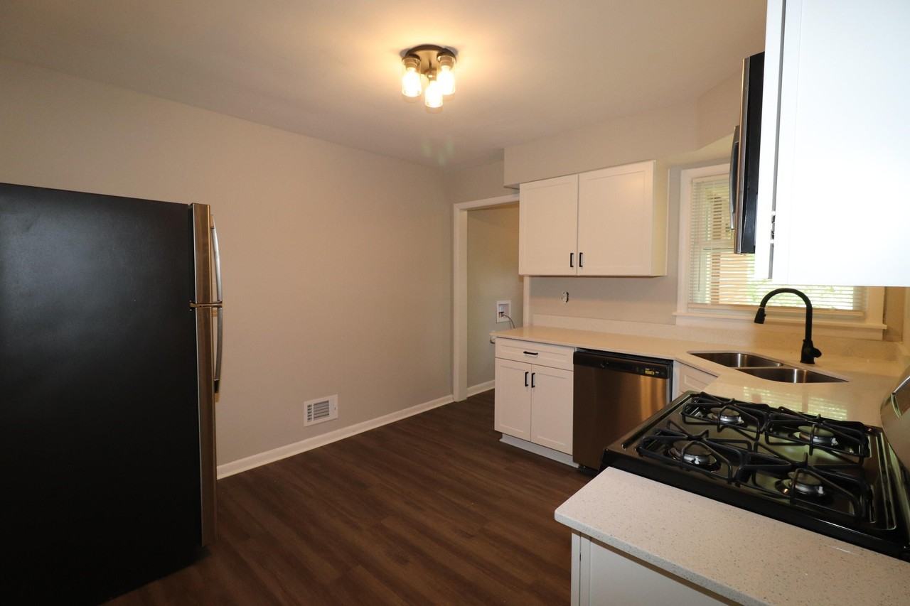 155 Delmont Dr - Photo 4 of 13