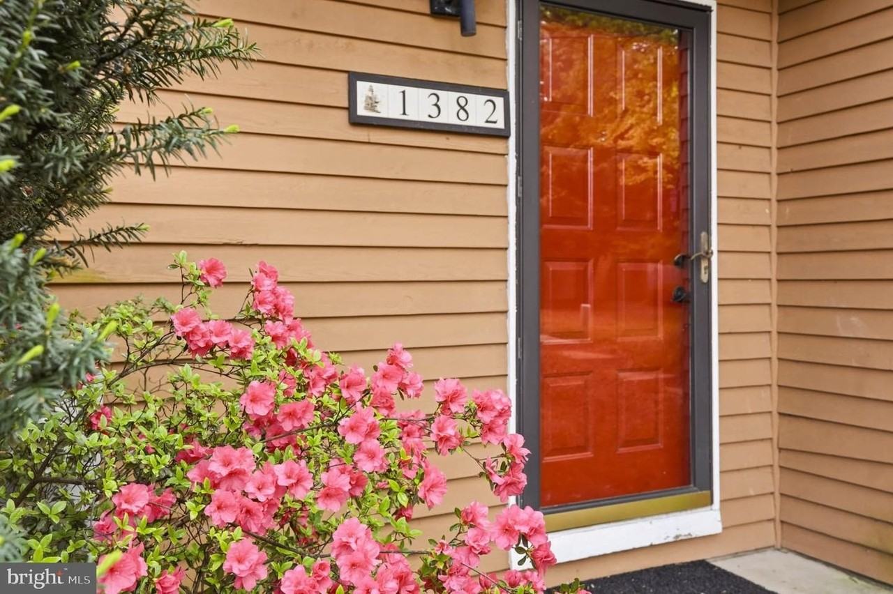 1382 Almond Dr - Photo 4 of 36