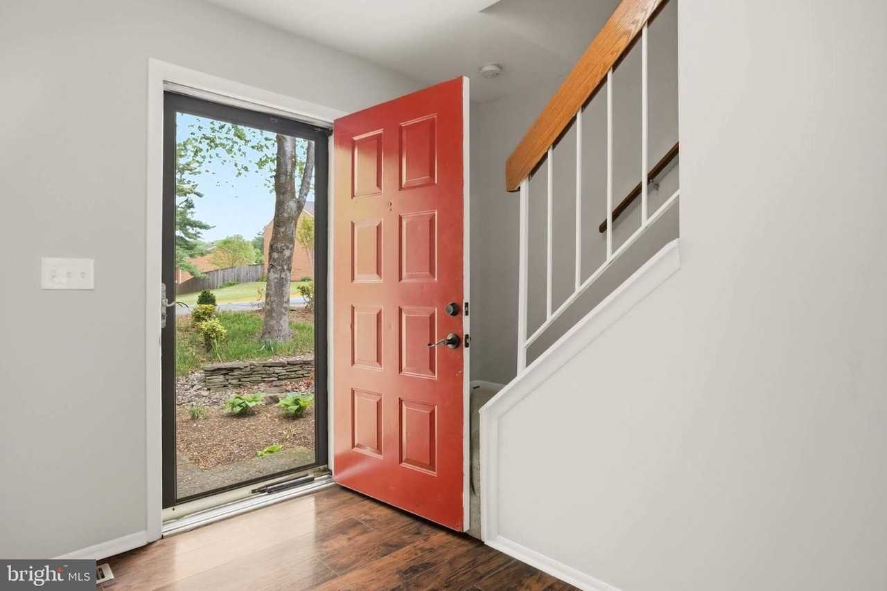 1382 Almond Dr - Photo 5 of 36