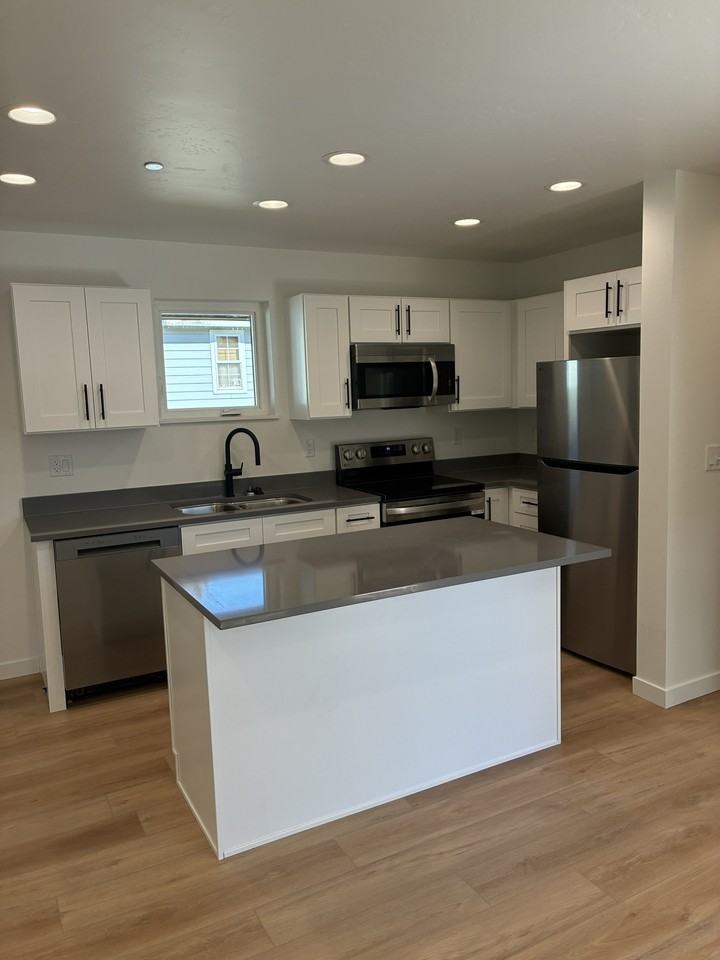 637 South River Street - Photo 4 of 50