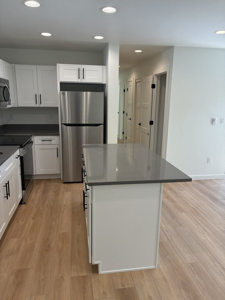 637 South River Street - Photo 5 of 50