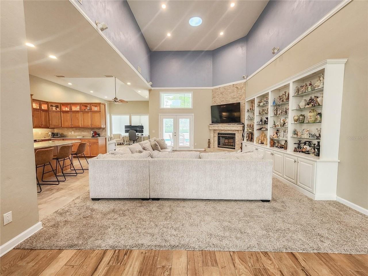 1 Bay Pointe Dr - Photo 5 of 40