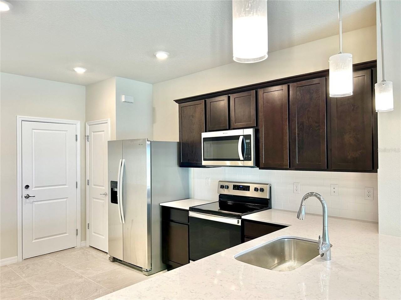 4652 Sparkling Shell Ave - Photo 5 of 36