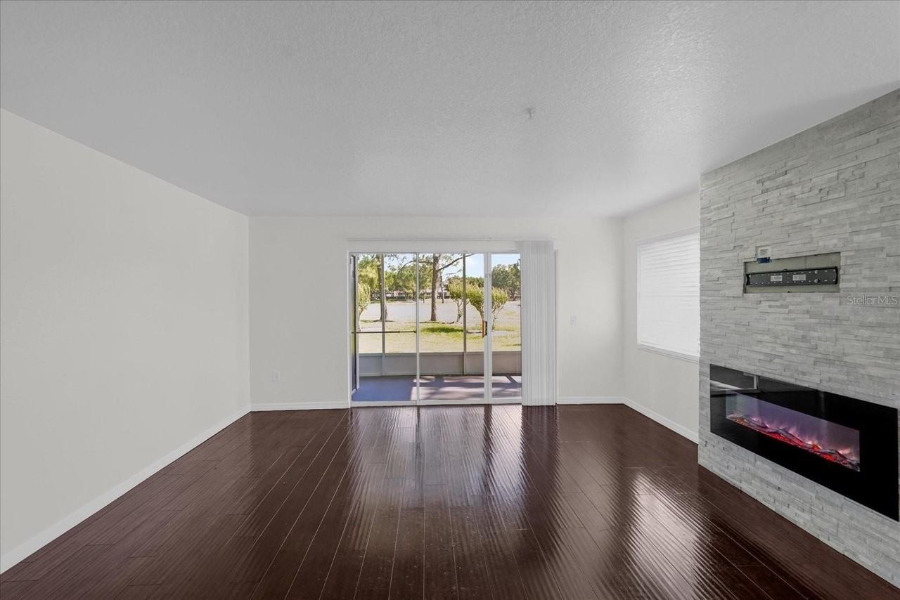 13953 Fairway Island Dr #618 - Photo 4 of 32